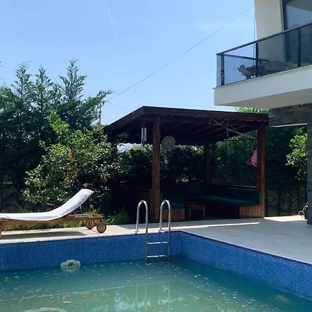 Kus Sesleri Esliginde Havuz Keyfi... Villa Antalya