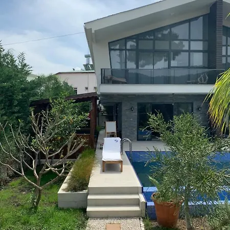 Villa Kus Sesleri Esliginde Havuz Keyfi...